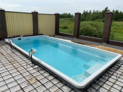 Установка композитного бассейна на площадке с подготовленной арматурой на открытом воздухе